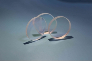 Optical fiber laser cutting polymerized lens